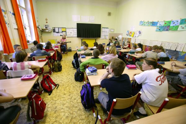 Obviněná učitelka už ve školství nepracuje (ilustrační foto).
