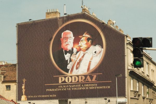 Obří plakát ve Strakonické ulici.