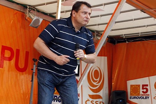 Pozor, už letí! Jiří Paroubek se stal opět terčem vajíčkových střelců.