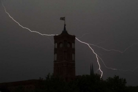 Temné nebe nad Červenou radnicí v Berlíně.