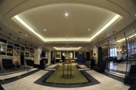 Ramsayovu Maze nahradila restaurace Zinc v čele s Arim Munandarem. Ramsayovu Maze nahradila restaurace Zinc v čele s Arim Munandarem.