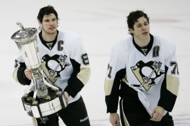 Největ&scaron;&iacute; hvězdy Penguins Sidney Crosby (vlevo) a Jevgenij Malkin.