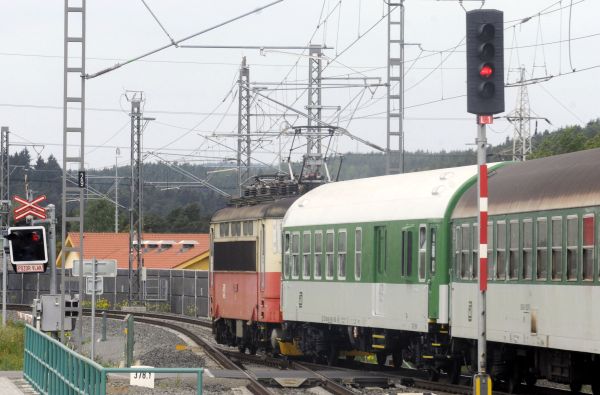 Po nočních bouřích vlaky na některých tratích stále nejezdí.