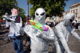 Marťani se přišli spojit s Paroubkem. Šlo o recesi kvůli jeho výroku.
