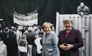 Kancléřka Merkelová s ředitelkou archivů Stasi v muzeu.