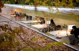 Pavilon je č&aacute;stečně zapu&scaron;těn do země.