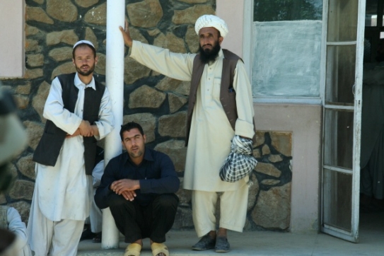 Stará budova u níž čekají Afghánci na doktora.