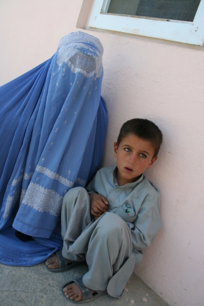 Zahalená Afghánka se synem.