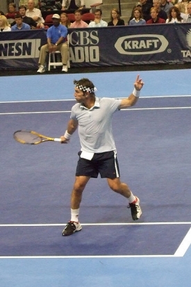 Wimbledonsk&yacute; v&iacute;těz z roku 1987 Pat Cash se představ&iacute; v Praze.