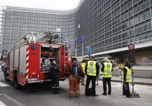 K ohromn&eacute; budově Berlaymont přijela hasičsk&aacute; vozidla.