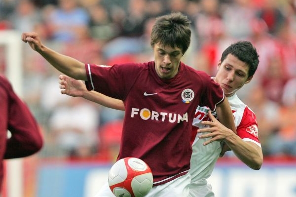 Václav Kadlec v souboji s Markem Suchým ze Slavie.