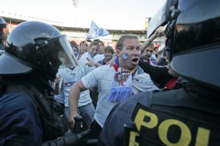 Policisté krotí fanoušky fotbalistů Slovácka.