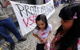 Jedna z řetězových demonstrací proti extremismu. 3. května 09 Praha.