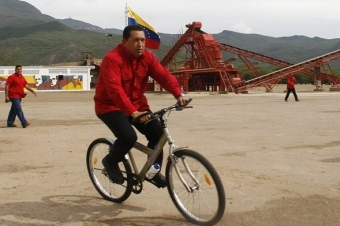 Opět Chávez, pro změnu na kole (Aló presidente).