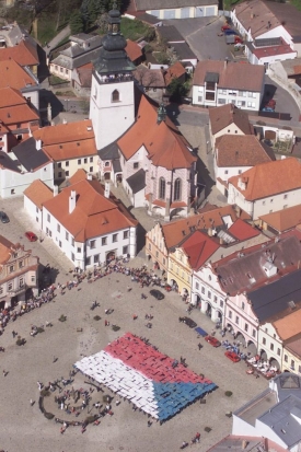 Vlajka z lidí na pelhřimovském náměstí.