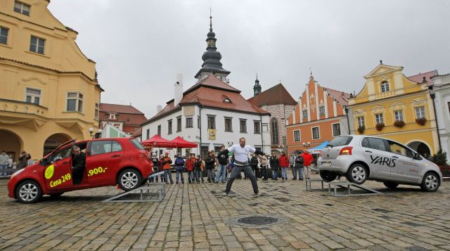 Silák Jiří Žaloudek udrží i dva automobily.