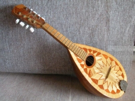 Unikátní a plně funkční mandolína slepená ze sirek.