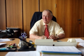 Ministr financí Eduard Janota.