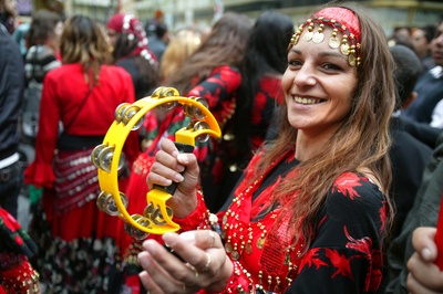 Účastníci festivalu Khamoro prošli Prahou.