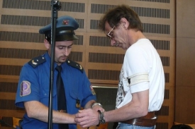 Málem zabil manželku. Čeká ho 5 let vězení.