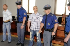 Soud v Plzni poslal za mříže tři Romy za rasový útok.