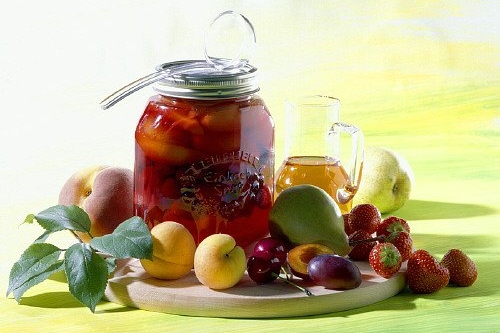 Rumtopf. Lahůdka, která voní po rumu a chutná po ovoci. Rumtopf. Lahůdka, která voní po rumu a chutná po ovoci.