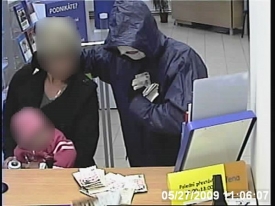 Lupič si vzal jako rukojmí ženu a její rok a půl letou vnučku.