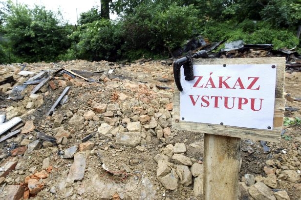 Místo po demolici vypáleného domu.