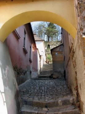 Jedna z př&iacute;čn&yacute;ch uliček.