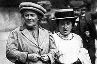 Rosa (Rosalina) Luxemburgová (vpravo). Pocházela z židovské rodiny. 