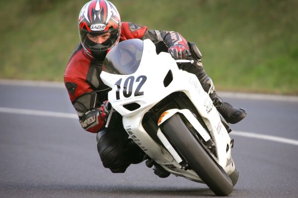 Podle návrhu bude možné silnější motocykly řídit od 24 let. 