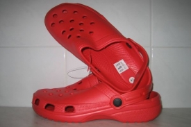 Boty zapáchaly, protože nebyly vyrobeny z originální gumy.