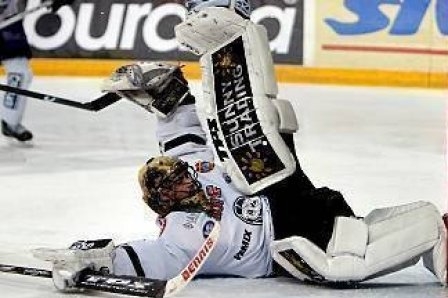 Hokejový gólman Alexander Salák. 