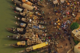 Lodě v přístavu Mopti na řece Niger, Mali (14°30'N - 4°12'W).