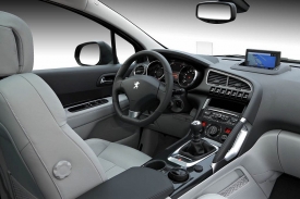 Kabina nepřipomíná ani tak ostatní peugeoty jako spíš audi.