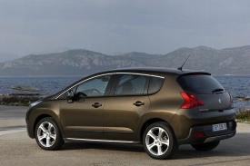 Originalitu Peugeotu 3008 upřít nelze. Kovově se tvářící ochranné prvky jsou však jen plastikovou parádou.