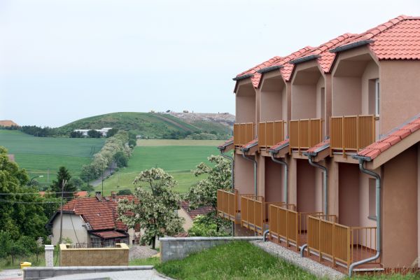 Úholičky leží severozápadně od Prahy.