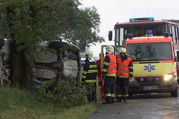 Auto dostalo v zatáčce smyk a narazilo do stromu.