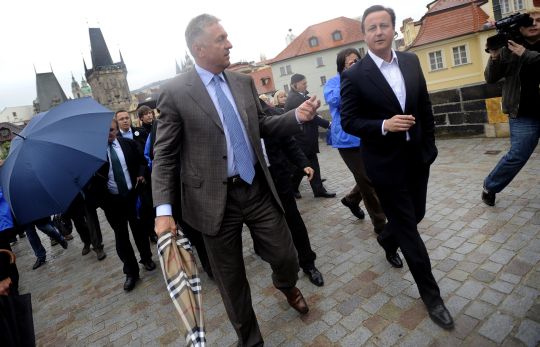 Na Karlově mostě potkali politici hlavně zahraniční turisty.