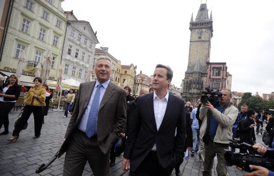 Z Prahy Cameron s Topolánkem odjeli do Polska.