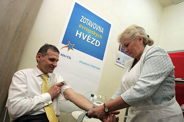 Jiří Čunek si před neúspěšnou volbou nechal změřit tlak.