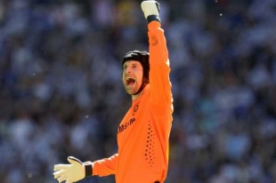 G&oacute;lman fotbalistů Chelsea Petr Čech slav&iacute; zisk Anglick&eacute;ho poh&aacute;ru.