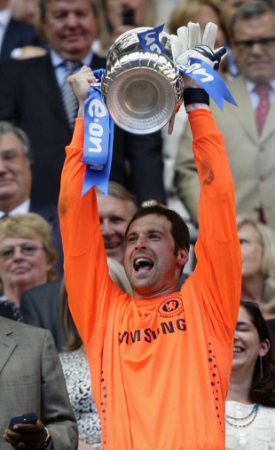 G&oacute;lman fotbalistů Chelsea Petr Čech s Anglick&eacute;m poh&aacute;rem.