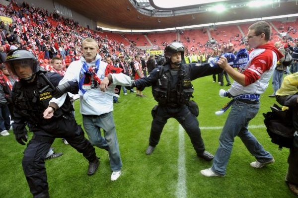 Bitka mezi fanoušky Slavie.