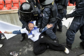 Policie zpacifikovala problémového fanouška.