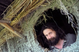 Petr Ž&aacute;ček si už 9 let stav&iacute; dům z konop&iacute;. Civilizaci navzdory.