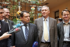 Šéfové ODS a ČSSD nejspíš dají důvěru kabinetu Jana Fischera.