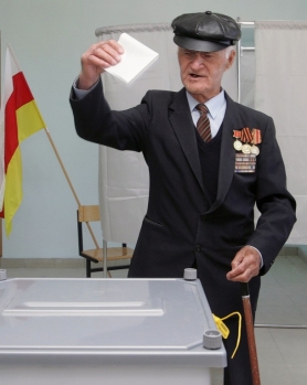 Voličů je asi padesát tisíc.