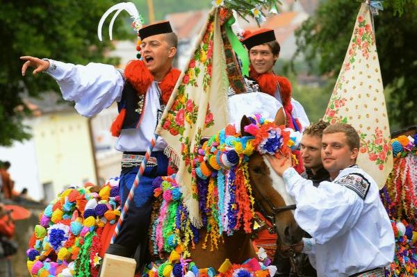 Družinu krále tvoří osmnáctiletí mladící. Stávají se tak muži.