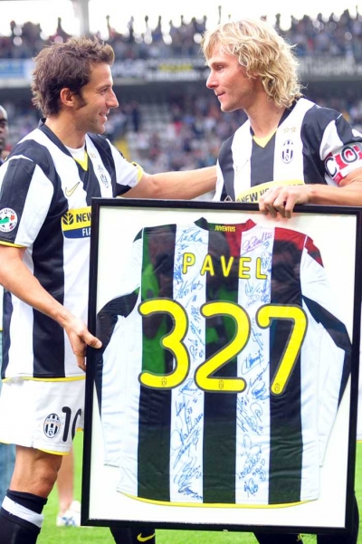 Pavel Nedvěd s dárkem od kapitána Juventusu Alessandra del Piera.